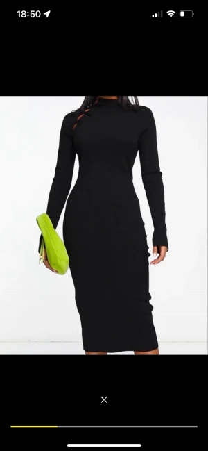 & Other Stories Klänning Nyskick XS - Säljes i nyskick, använd endast ett tillfälle .  Färg: Svart Storlek: XS men passar S, skön stretch Märke: &Other Stories