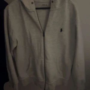 Ralph Lauren zip hoodie - Tjena! Säljer nu min Ralph Lauren zip hoodie till ett dunder pris! Skriv om du har frågor i dm🤩