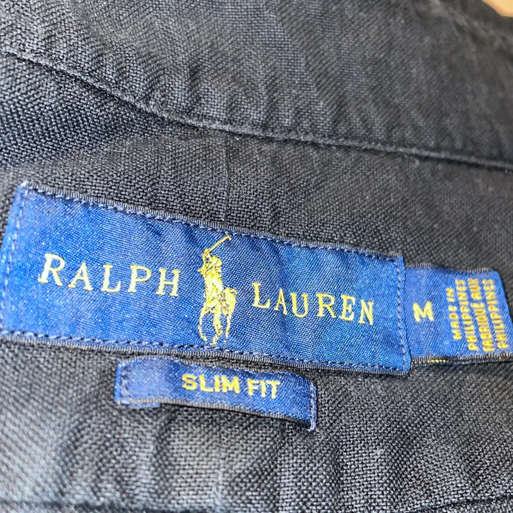 Riktigt fräsch skjorta från Ralph Lauren!Skjortan är i toppenskick, 9/10! Modellen på bilden är 183 cm lång, och väger ca 70 kg. Hör av dig vid intresse! 💫. Skjortor.