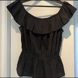 Volang topp - Världens finaste volang topp!! Helt perfekt skick. Säljer endast då den va lite stor på mig💕💕