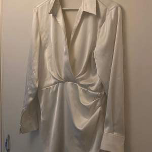 Populära silkes klänningen från zara, använd men är fortfarande i fint skick! 