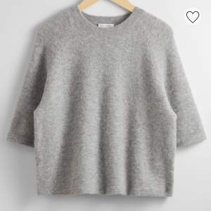 Säljer denna så fina stickade tröja från other stories. Den är knappt använd🩵