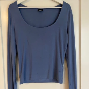 Långärmad tröja med slits  - Säljer en blå super fin långärmad tröja med slits i armarna, säljer då den pågrund av att den inte kommer till användning(finns katt i hemmet)💕