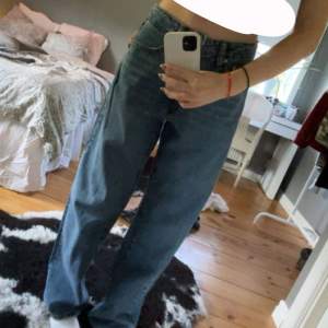 Storlkek 32, från Gina Tricot jeansen är i style baggy 