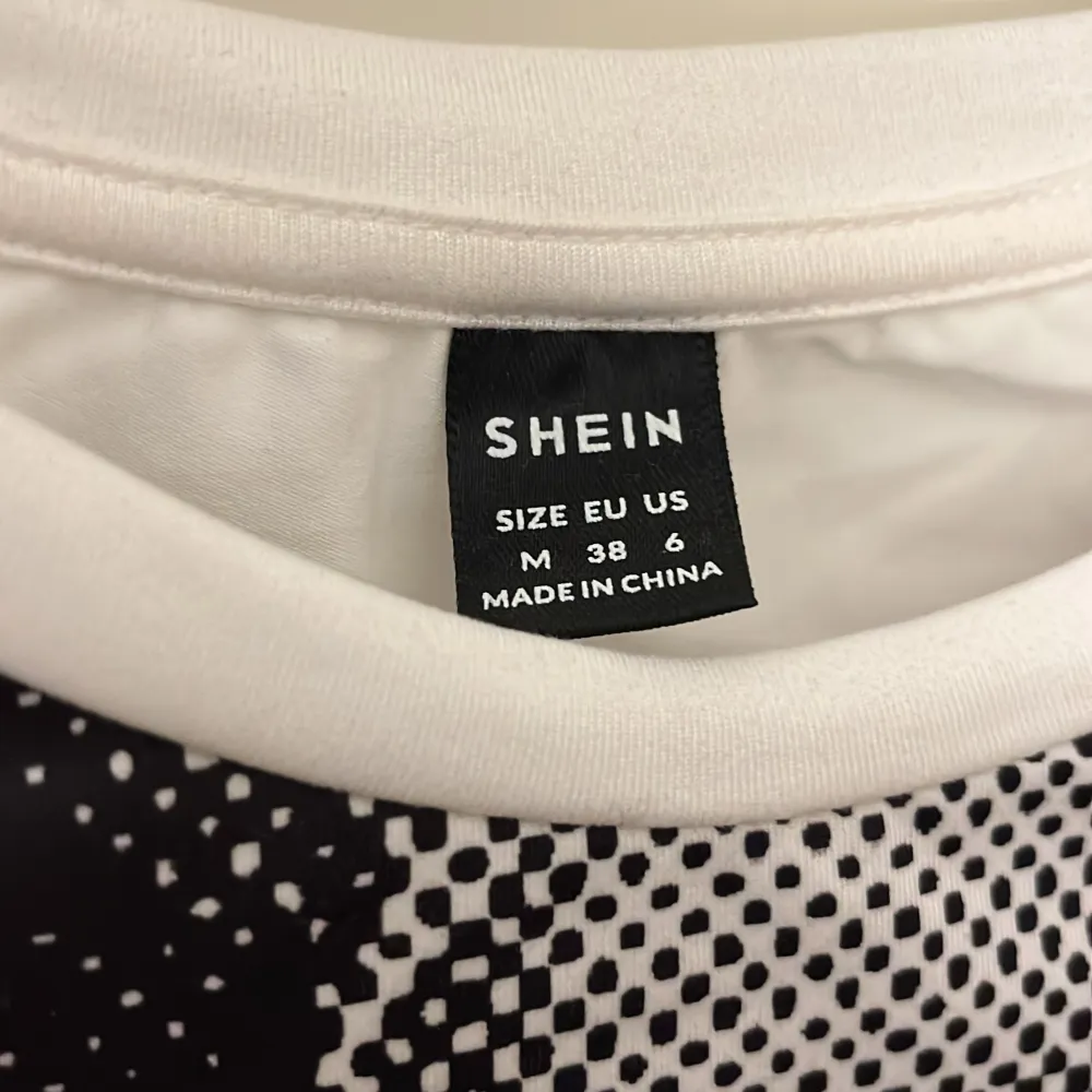 jättecool tröja från shein, strl M ❤️ pris 50kr + frakt. Skjortor.