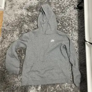 Säljer nu min gråa Nike hoodie, den är nästan helt oanvänd och skick 10/10. Passar som xs, pris kan diskuteras, hör av er med frågor😁