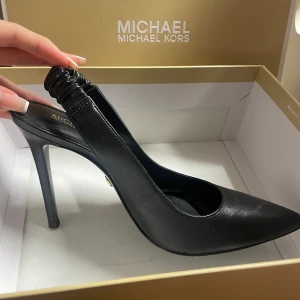 Michael Kors Klackskor  - Säljer dessa snygga michael kors klackskor då de blivit för små. Säljer för mycket billigare pris!