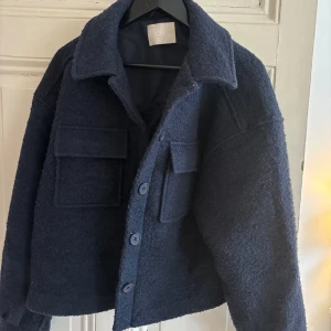 jacka/kappa - jättefin kappa från LeGer, köpt för 900kr ❤️ texturerat material inte nopprig, den är endast använd fåtal gånger 🥰