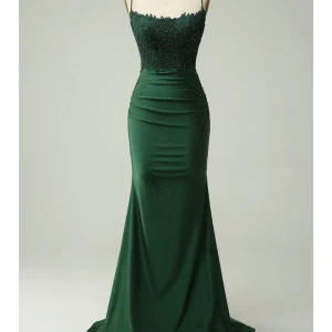 Balklänning - Superfin mörkgrön balklänning med pärldetaljer som glittrar 💚Endast testad med prislappen kvar ❇️ Klänningen är i storlek EU32 och passar mig som annars har storlek XS/S. Säljer pga att jag fått tag på klänningen jag egentligen ville ha🍀 