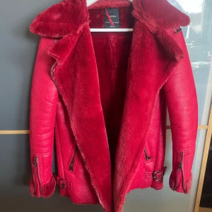 Finaste röda pälsjackan  - Röd pälsjacka/ bikerjacka 