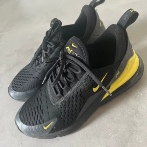 Nike skor  - Nike 270s i storlek 38,5, i princip nya användes ungefär 5 gånger, säljer då de är får små. pris kan diskuteras.