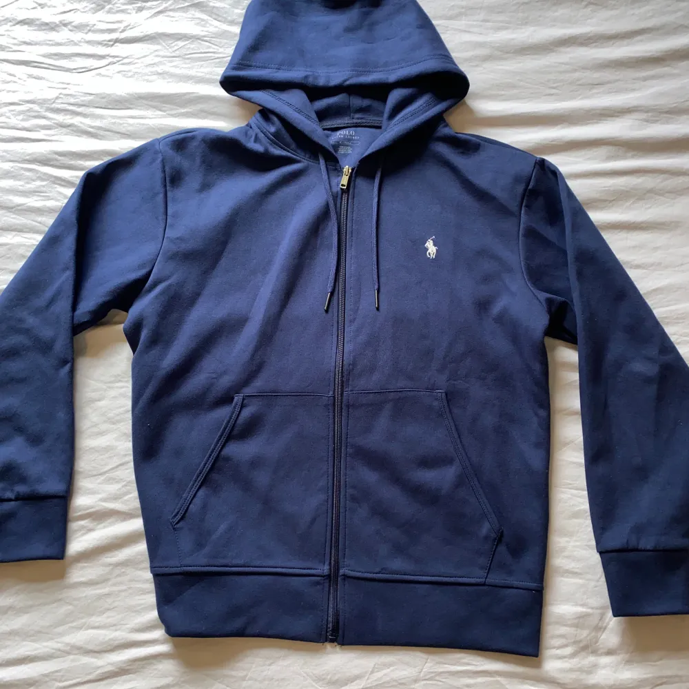 10/10 condition, Size M , fits anyone 174-183cm…. First one to 1000kr . Hoodies.