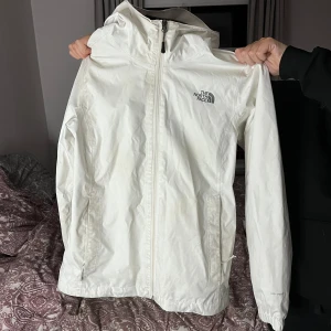 The North Face jacka - säljer nu min the north face regn och vind jacka i storlek S. väldigt fint skick endast använd ca 3 gånger💕🩷❤️