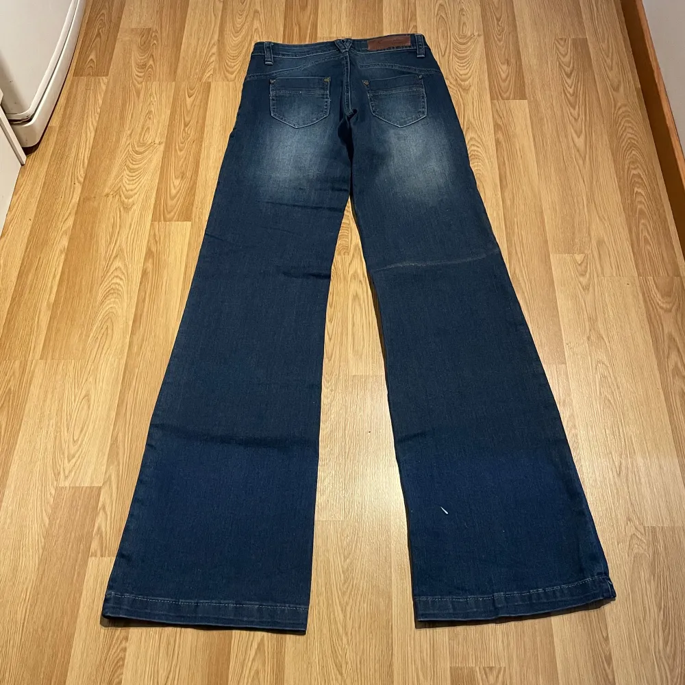 (8) lågmidjade bootcut jeans med massa stretch i, helt nya med lappar kvar. Midjemått rakt över: 33cm men passa mke större, innerbenslängd: 82 cm 🩵. Jeans & Byxor.