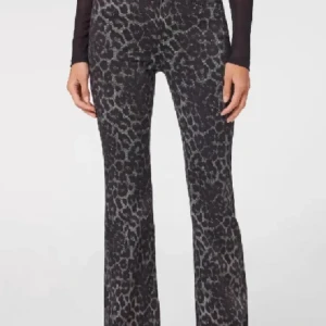 Leopard jeans - Intresserekoll på dessa så snygga byxorna💗 använda kanske 3 gånger så de är i bra skick, skriv om för fler bilder😘