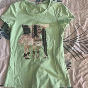 Cool t-shirt - Säljer denna coola t-shirt som sitter som en smäck på och stramar åt lite enligt mig super snygg när man är brun på sommaren det står ej stl i plagget kvar men jag skulle säga S eller xs beroende på hur man vill att den ska sitta 