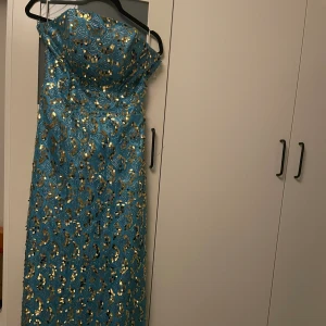 Festklänning  - Jätte fint långt festklänning storlek 38 till 40.  