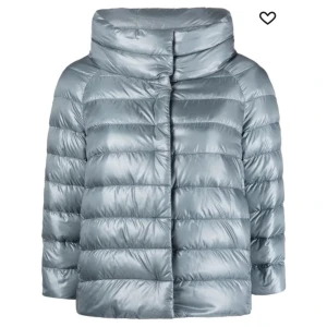 Herno jacka - Ljusblå herno jacka i storlek 38 som motsvarar ungefär S 💘Inga tecken på användning eller skador på jackan. Kan gå ner i pris en hel del vid snabb affär ❤️