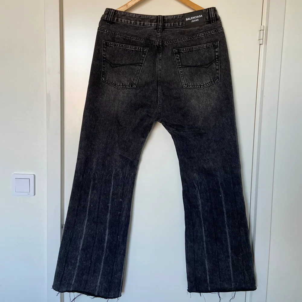 1:1 Crazy pair of jeans that i wish i wouldnt part ways with. They are long and have a drop-crotch so looks the best with boots/chunky sneakers. Love these but unfortunately they dont fit my style anymore:(. Jeans & Byxor.