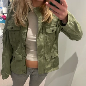 Grön jeans jacka  - Perfekt vår jacka 😍 Storlek L men den är liten i storleken! 💕😊 Kom privat vid frågor.