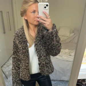 Leopard päls jacka - Säljer denna pälsjacka med leopard mönster. Har du någon fråga är det bara att höra av dig🫶🏻