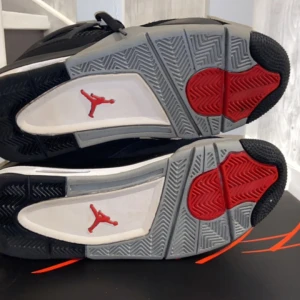 Jordan 4 Canavas  - Storlek 44 Skick: 8/10 Andvända max 5 gånger  Ny pris 5000kr