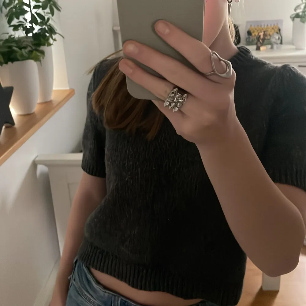 grå stickad t-shirt från zara🥰nypris: 349kr jag säljer den för 200kr💞 storlek s men den är väldigt liten i storlek så passar även xxs och xs🥰 säljer pågrund av att den är lite kort💞 använd någon gång men fortfarande fint skick! . Stickat.