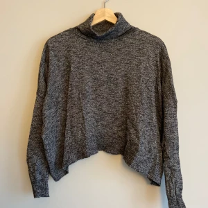 Stickad tröja från Zara - Säljer en fin och stilren stickad tröja från Zara! För info så är den kortare i ryggen än på framsidan✨  Den är välanvänd men noga omhändertagen så ser iprincip ut som ny!