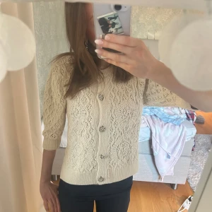 Trekvartsärmad kofta - supersöt trekvartsärmad kofta🥰🥰använd fåtal gånger!