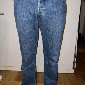 Levis Jeans 501* - 501or Här!!!  Säljer ett par Levis 501or för billigt pris  Nypris: 1200, vårt pris: 369 Material: 100% Bomull Storlek: W30, L30 