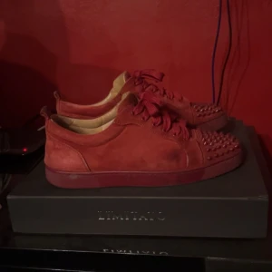 Cristian lubetins - Säljer dessa feta röda Lubs i storlek 41 skick 8/10 sparsamtandvända box taggar och alla dustbags fås med!