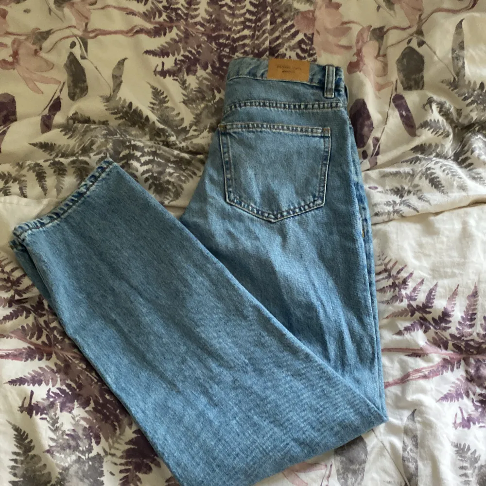 Jätte fina jeans från Gina, säljer pågrund av att dem inte kommer till användning dem är helt oanvända bara testade och därav den lilla fläcken på ena låret som förmodligen går bort i tvätten med rätt medel orginal pris 500kr. Jeans & Byxor.