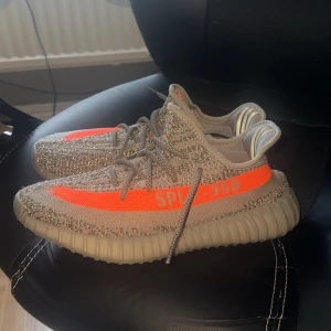 Yeezy 350 Beluga 2.0 Reflective - Säljer ett par yeezy Beluga då dom inte används, använt typ 3 gånger så dom är nästan helt oanvända. Det kan man se på bilderna då dom knappt är smutsiga. Box och kvitto och tags finns