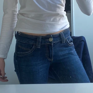 Massimo Dutti jeans - Jag säljer ett par lågmidjade Massimo Dutti jeans. De är i bra skick och har bara kommit till användning ett fårtal gånger. De är i storlek 28 och jag är ca 170cm lång.