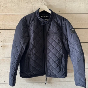 Vårjacka Replay - Mörkblå stl M, skick som ny.