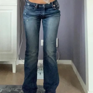 Jeans - Super snygga vintage jeans, det är bara att skriva om ni vill ha fler bilder eller om ni har frågor💕 midjemått är 75 o innerbenslängd är 74💕