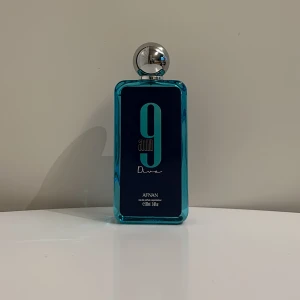 Afnan 9am dive  - 2 ml av Afnan 9am Dive. Afnan 9am Dive är en väldigt fräsch och citrus doft med lite äpple i Drowndownen. En väldigt fin doft!  Om ni har frågor angående parfymen är det bara att fråga!