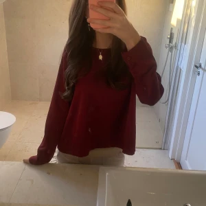 Blus🌟 - vinröd blus i stl 38 men passar mig som oftast har 34/36, har en liten ”fläck” men absolut ingenting man tänker på💗
