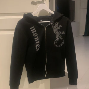 En huv tröja med glitter  - En montez zip hoodie.  Har använt typ 3 gånger. Storlek xxs passar folk som är 160.  Väldigt bra skik pris 550 kr 