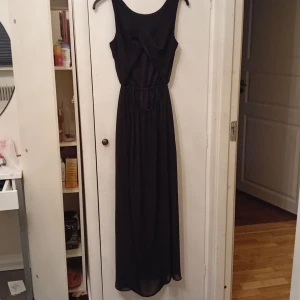 Långklänning❤️ - Långklänning från Bik bok i nyskick och passar xs s. Sååå fin öppning bak❤️ 