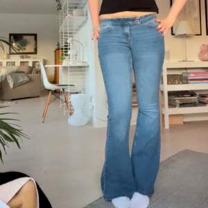 Säljer dessa lågmidjade blå bootcut jeansen🙏🏼🙏🏼 supersnygga och sitter perfekt, har däremot tyvärr inte kommit till användning då jag har ett liknande par!! 💝💝 nypris: 499kr