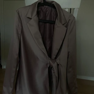 Tie waist blazer - Riktigt snygg kavaj som du knyter från Nasty Gal. 