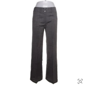 Gråa koxtymbyxor - Sjukt fina lågmidjade kosymbyxor köpta på sellpy, som tyvärr är för små för mig. Dessa är i storlek SX/34. De är 99cm långa (från högsta till lägsta punkt) och har 36cm i midjemått. Dma för fler detaljer🤗