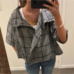 Trekvartsärmad kappa - Sjukt fräsch kappa med 2 stora knappar! Storlek xs! som ny⭐️