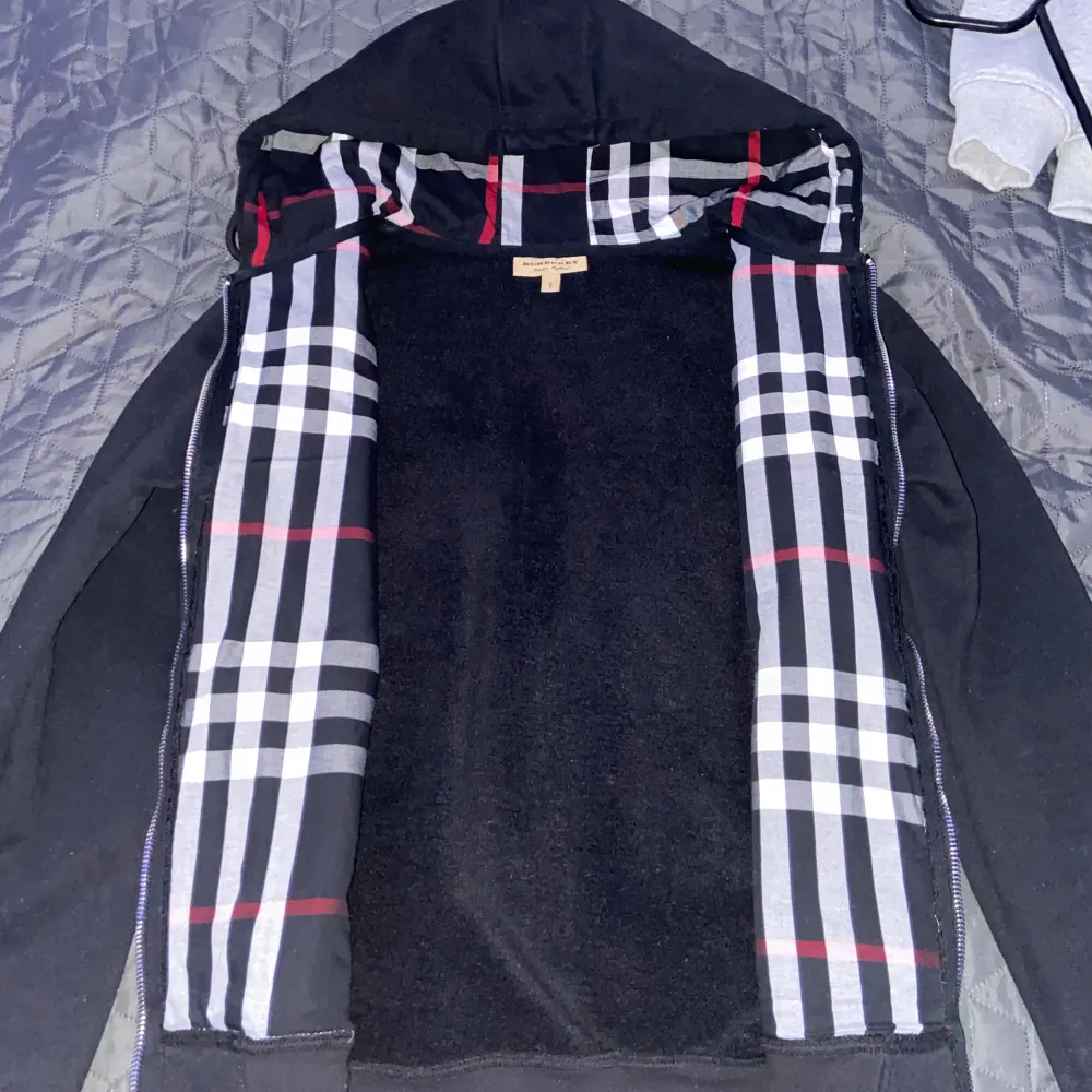 Burberry Hoodie, Svart/Röd/Vit. Storlek S helt nytt skick, Kontakta mig vid fler frågor. Endast seriösa köpare. Hoodies.