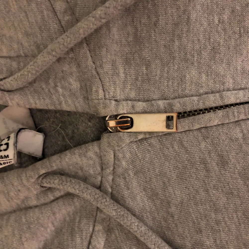 Säljer denna snygga zip hoodien i strl M. Bra skick förutom färgen på dragkedjan har blivit lite brunare elr vad man säger. Kontakta för frågor!😻. Tröjor & Koftor.
