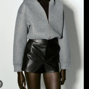Skinn shorts - Säljer mina faux skinnshorts från Zara🩷 Endast använda en gång och köpta i höstas, är storlek L men sitter som M!