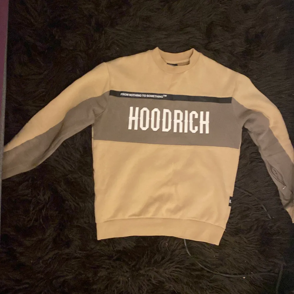 En hoodie som jag inte använder längre därför så vill jag sälja den, den finns inte att köpa i JD så passa på . Hoodies.