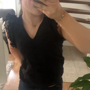 Sommartopp - Superfin topp som passar perfekt nu till vår/sommar💞Användes typ 3 gånger i somras så den är i fint skick! Storlek S💞
