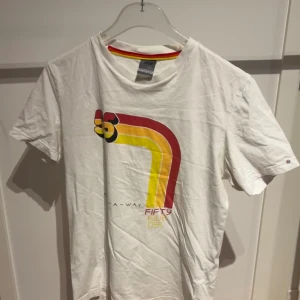 T-shirt med tryck - Har ett litet hål men inget som syns på framsidan